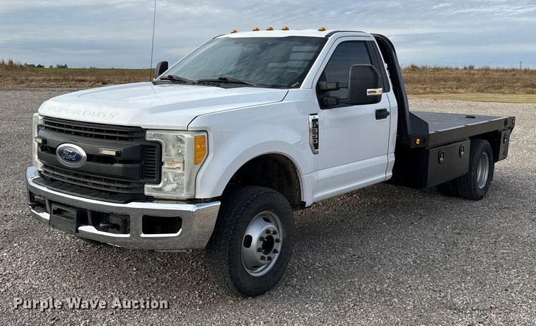 2017 Ford F350 Super Duty XL flatbed pickup truck - HI9377
