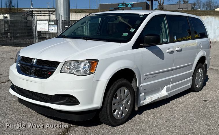 2017 Dodge Grand Caravan handicap accessible van - HI9403