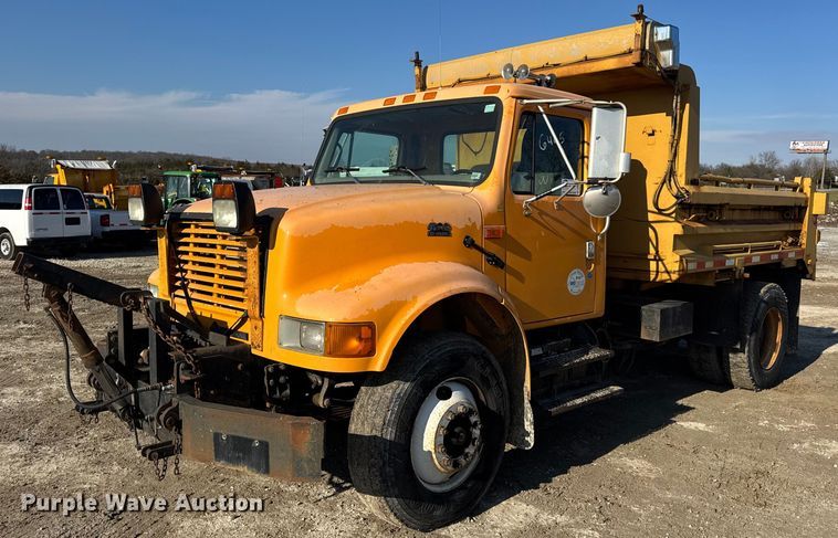2001 International 4900 dump truck - DO2413