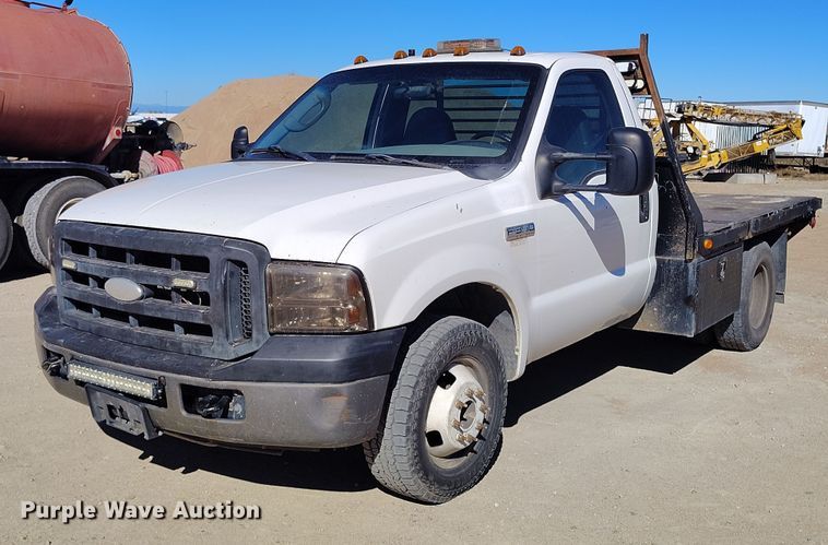 2006 Ford F350 Super Duty flatbed pickup truck - DP5086