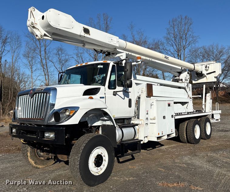 2014 International 7300 bucket truck - DT2759
