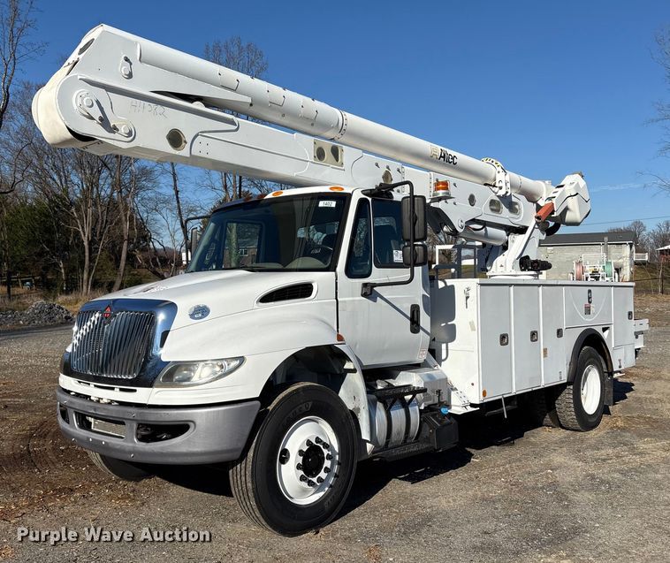 2017 International 4300 bucket truck - DT2765