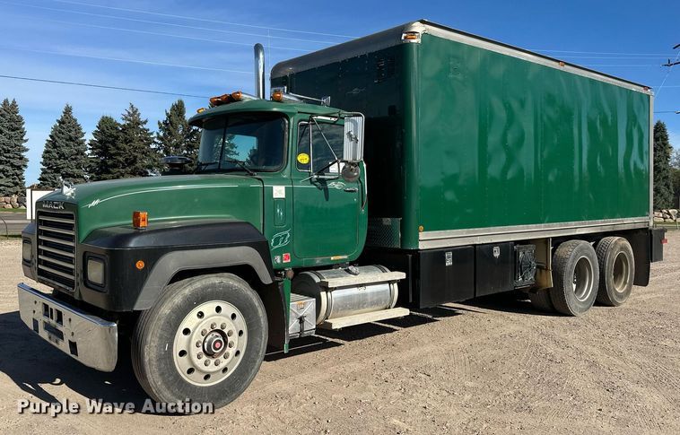 1994 Mack RD690S box truck - DW4270