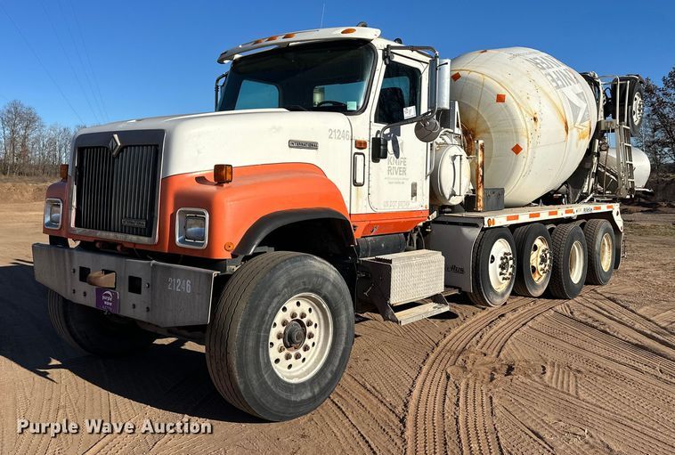 2001 International 5500i ready mix truck - DW4339