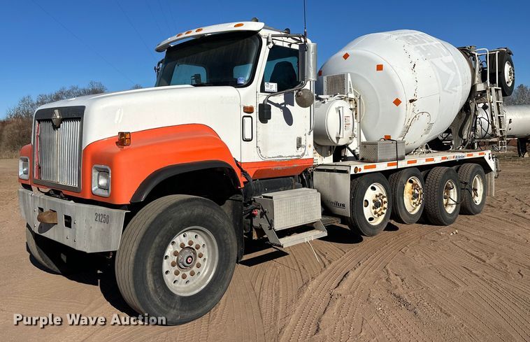 2004 International 5500i ready mix truck - DW4341