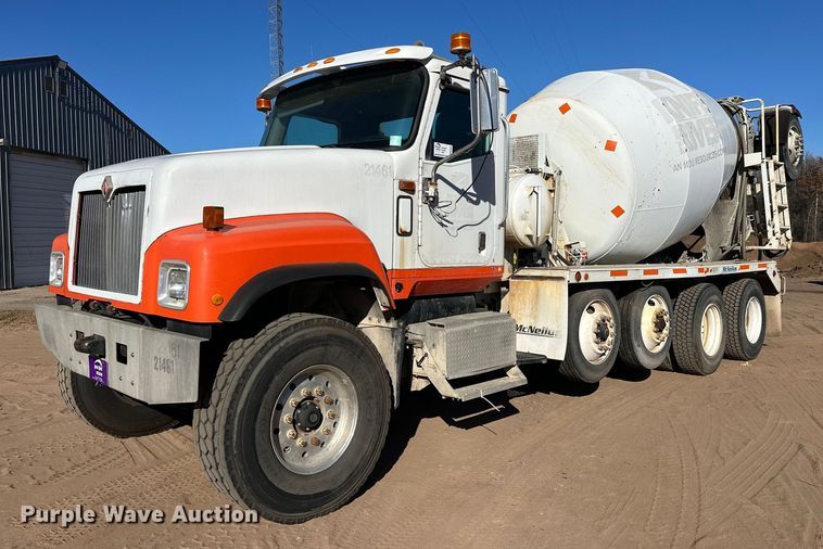 2002 International 5500i ready mix truck - DW4342