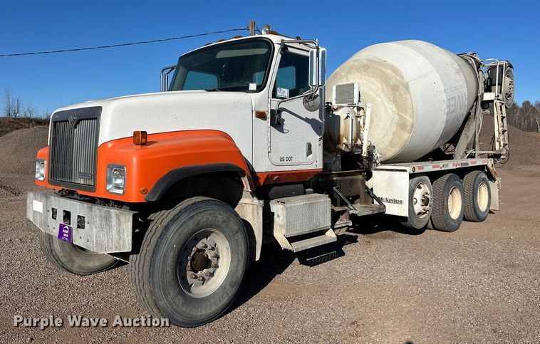 2000 International 5500i ready mix truck - DW4345