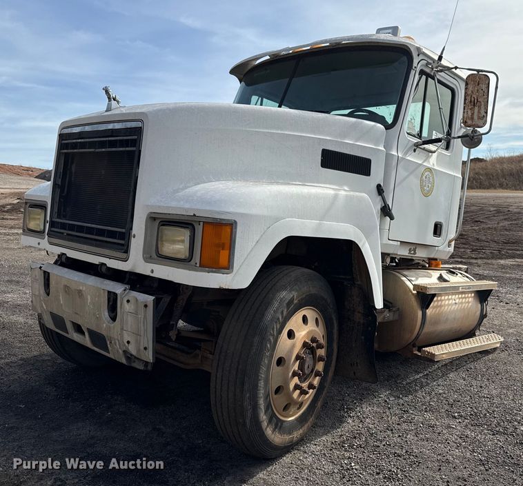 2001 Mack CH613 truck cab and chassis - DW5200