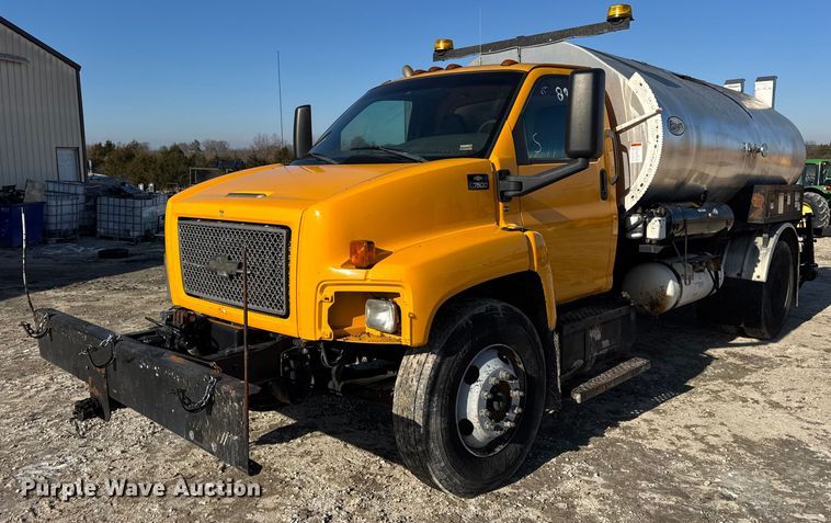 2004 Chevrolet C7500 oil distributor truck - DW6707