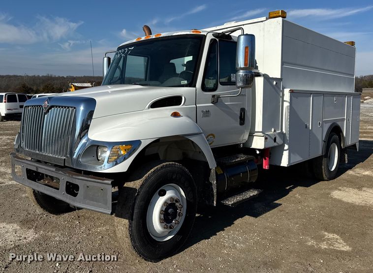 2003 International 7400 utility / service truck - DW6717