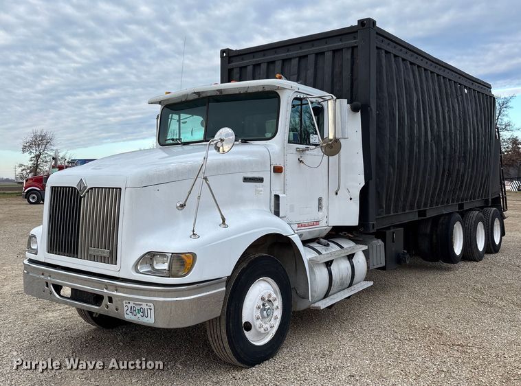 1997 International 9200 grapple crane truck - DW7342