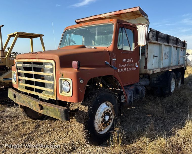 1982 International dump truck - DY8442