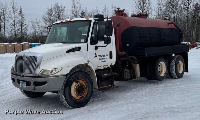 2002 International 4400 tank truck - EA2142