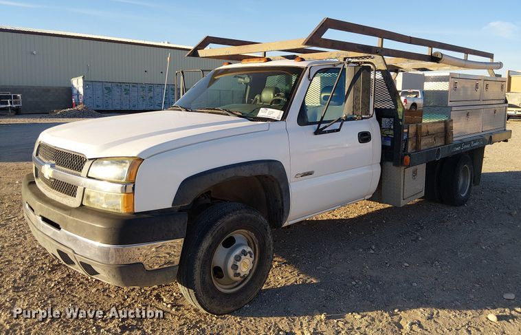2004 Chevrolet Silverado 3500 flatbed pickup truck - EC1318