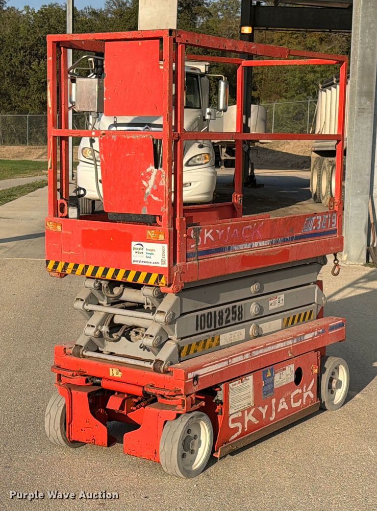 2012 SkyJack SJIII 3219 scissor lift - ED5031