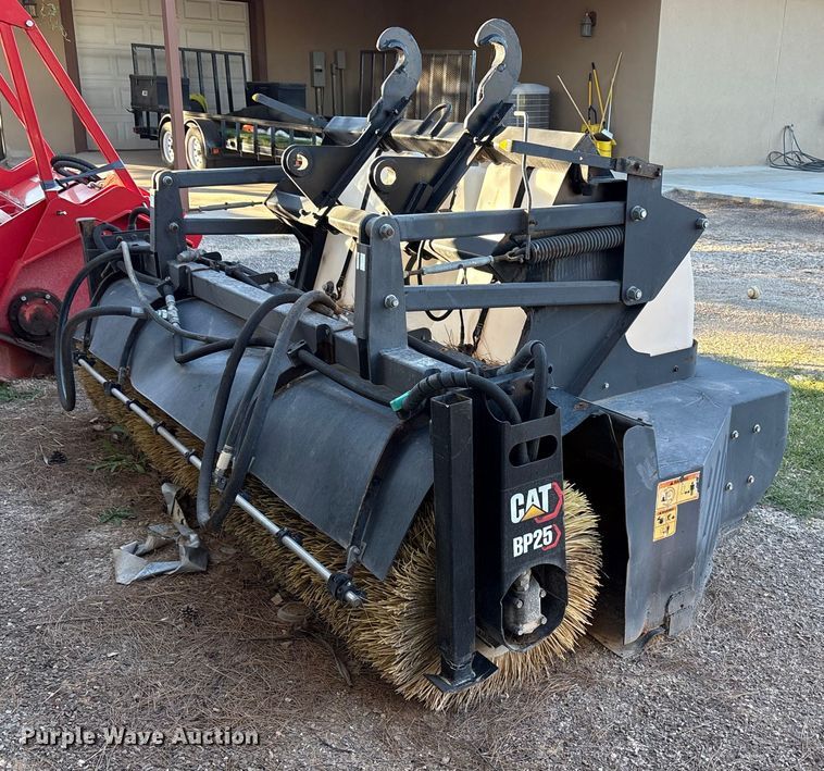 Caterpillar BP25 wheel loader sweeper attachment - EF6226
