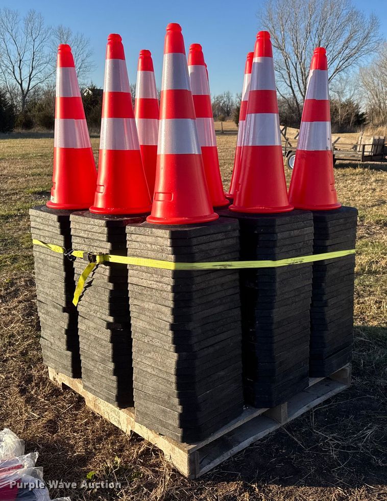 Approximately 250 traffic cones - ET4014