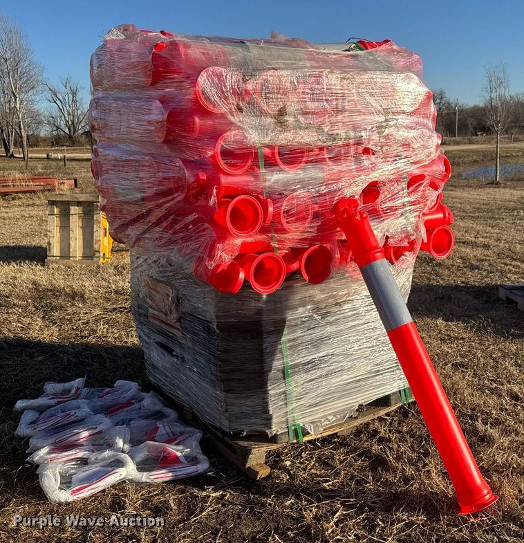 Approximately 100 Land Hero traffic cones - ET4015