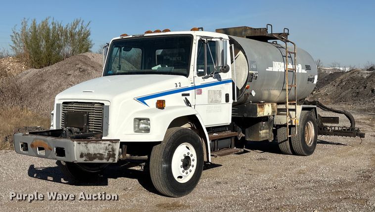 2001 Freightliner FL70 oil distributor truck - ET5406