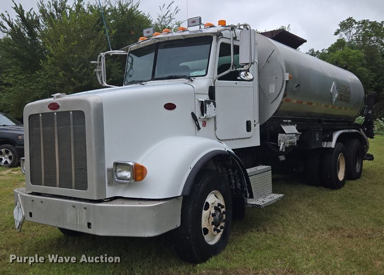 2011 Peterbilt 365 oil distributor truck - EU3642