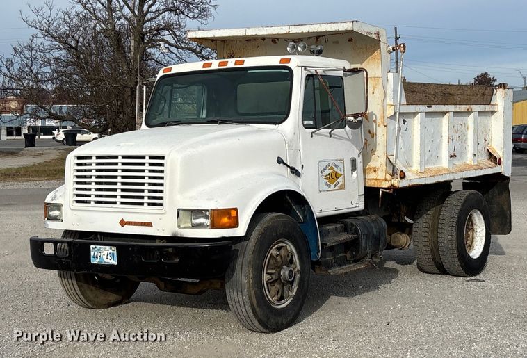 1990 International 4900 dump truck - EV3325