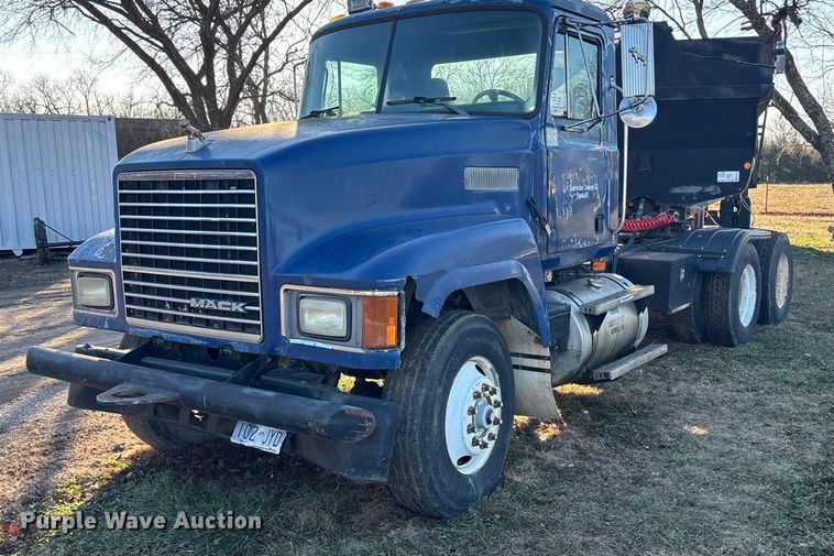 1998 Mack CH613 semi truck - FG1602