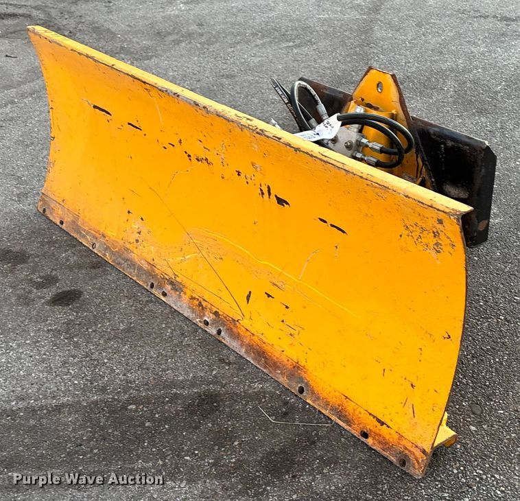 Compact utility loader snow plow - FG1618
