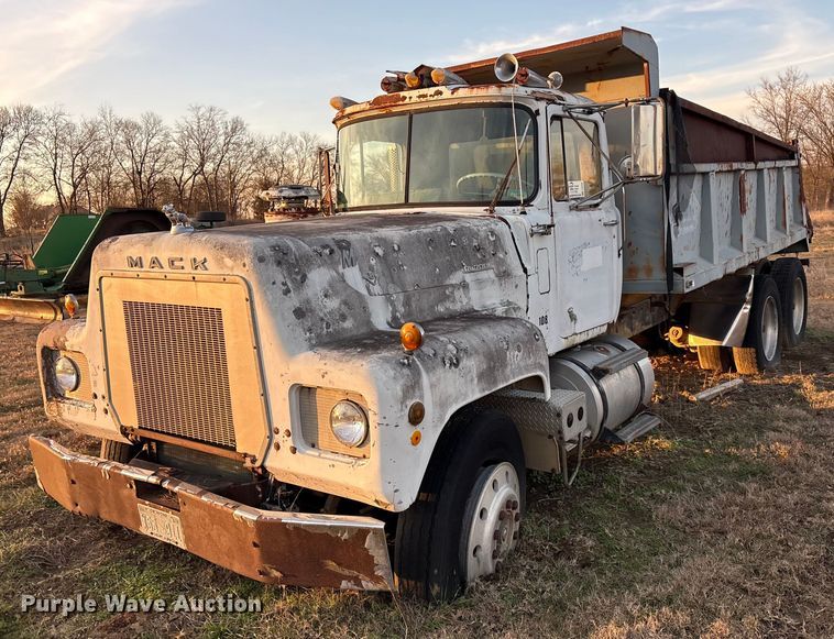 1973 Mack RL700L dump truck - FI0095
