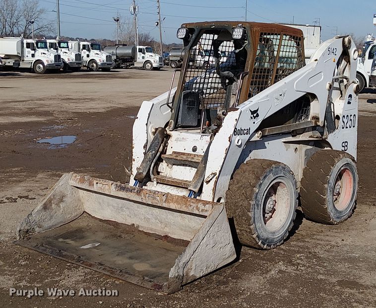 2003 Bobcat S250 skid steer loader - FK0843