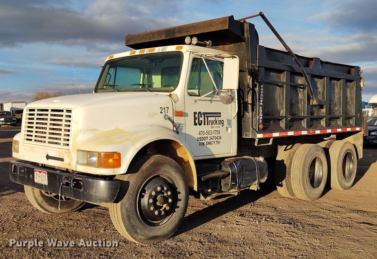 1999 International 4900 dump truck - IH9364