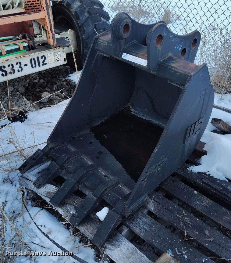 23" W WB bucket - IH9374