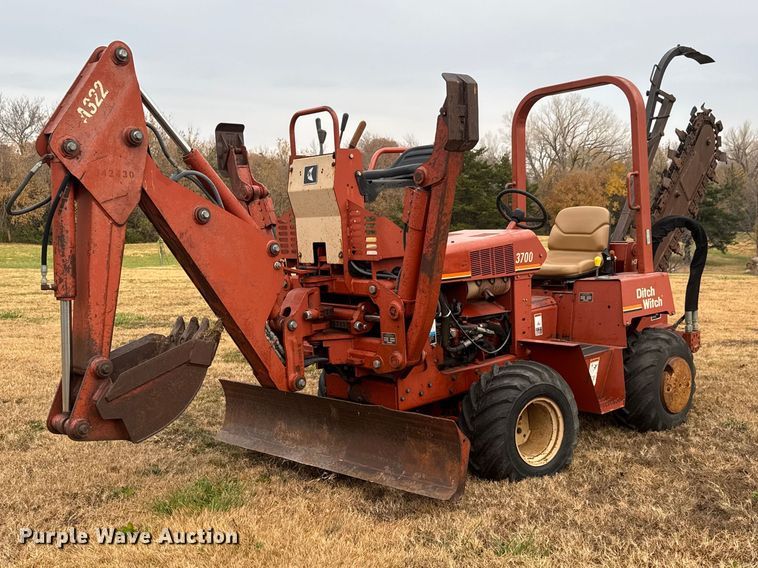 2000 Ditch Witch 3700 trencher - NA9936