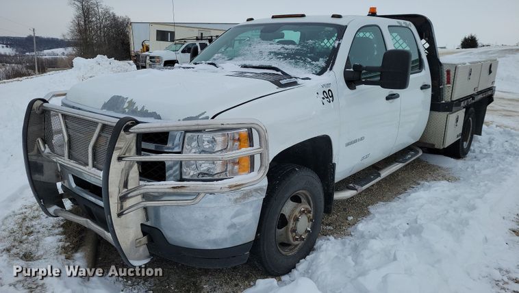 2013 Chevrolet 3500HD Silverado Crew Cab flatbed truck - NO9827