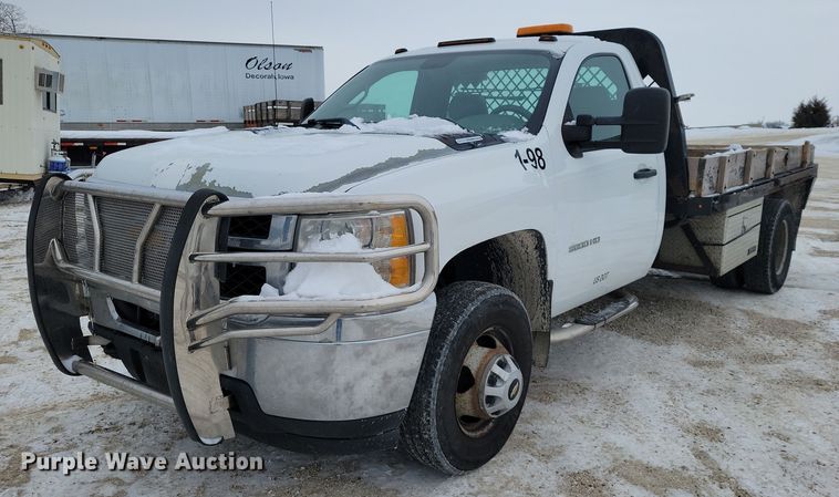 2013 Chevrolet Silverado 3500HD flatbed pickup truck - NO9828