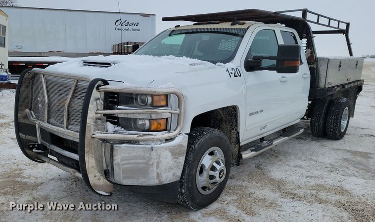 2017 Chevrolet Silverado 3500HD Double Cab flatbed pickup truck - NO9829