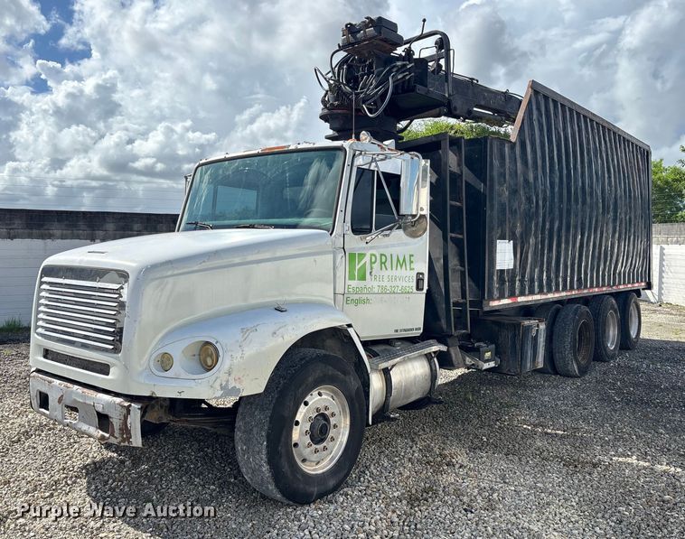 2003 Freightliner  FL112 grapple truck - YA0863