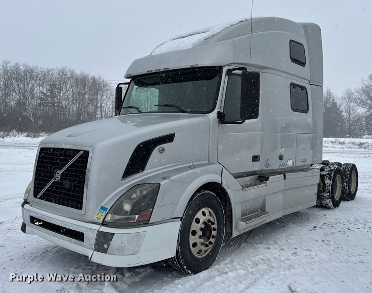 2010 Volvo VNL semi truck - DO2272