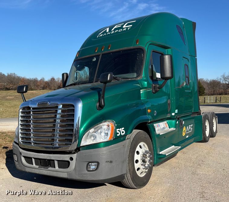 2016 Freightliner Cascadia semi truck - DT0007