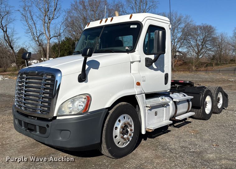 2016 Freightliner Cascadia semi truck - DT2762
