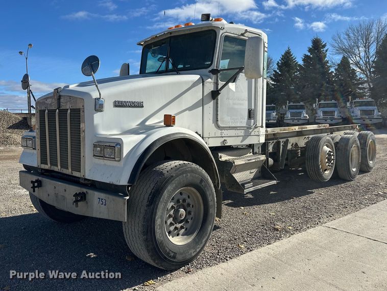 2000 Kenworth W900 truck cab and chassis - DT6437