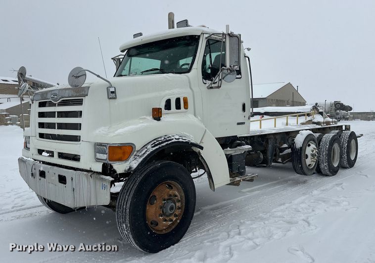 2000 Sterling L9500 truck cab and chassis - DT6471