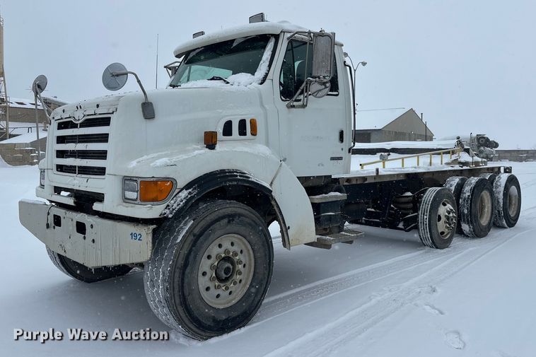 2000 Sterling L9500 truck cab and chassis - DT6472