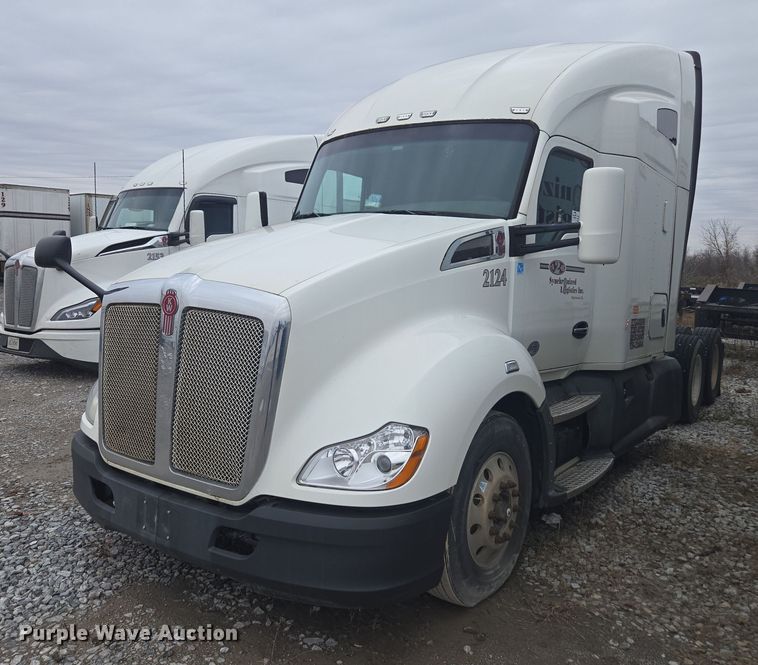 2017 Kenworth T680 semi truck - DU2540