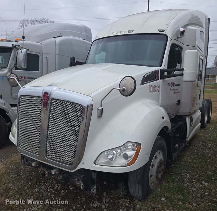 2014 Kenworth T680 semi truck - DU2545
