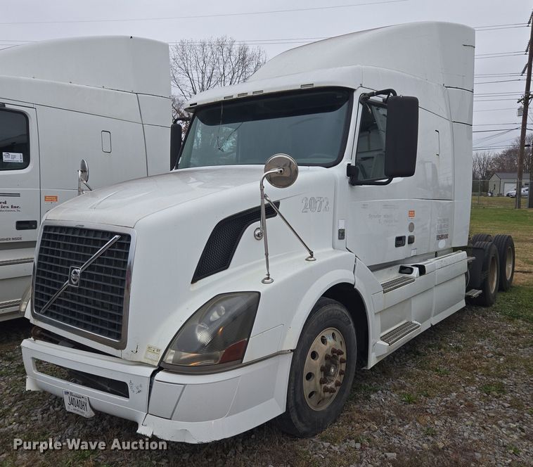 2012 Volvo VNL semi truck - DU2546