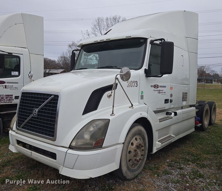 2012 Volvo VNL semi truck - DU2547
