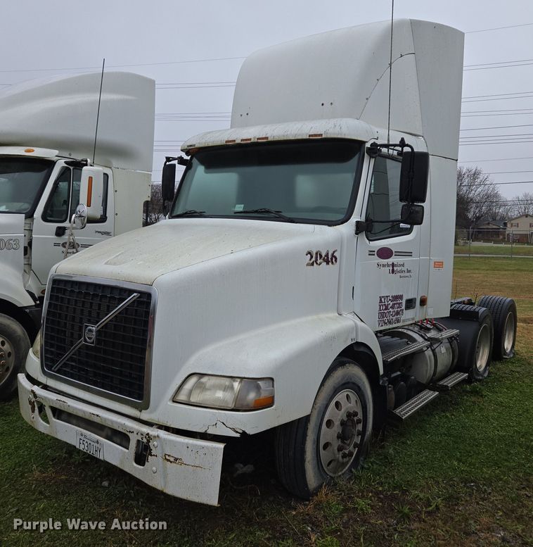 2006 Volvo VNM semi truck - DU2548