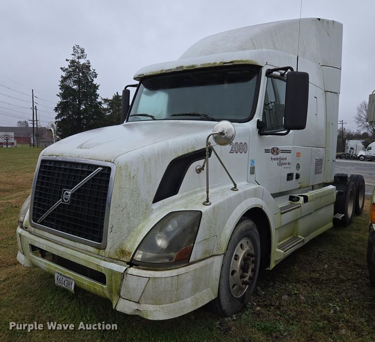 2011 Volvo VNL semi truck - DU2550