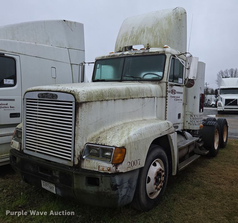 1996 Freightliner FLD semi truck - DU2551
