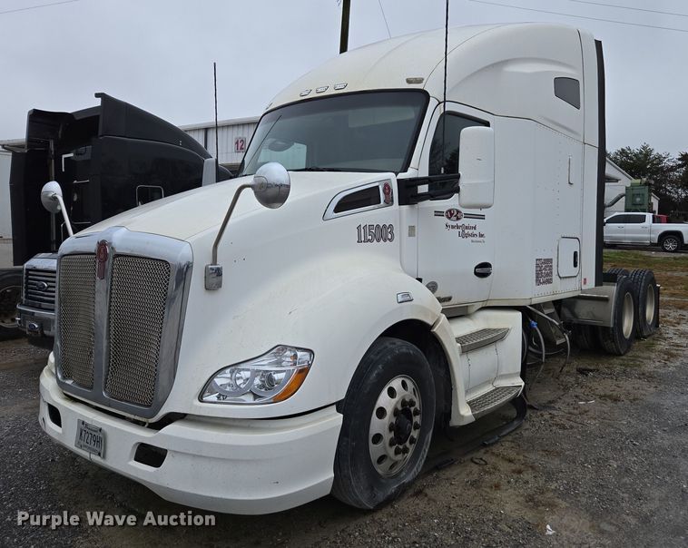 2015 Kenworth T680 semi truck - DU2556